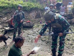 Aksi Nyata Yonif 611/Awang Long Melaksanakan Komsos dan Berbagi Makanan Bersama Warga Banti