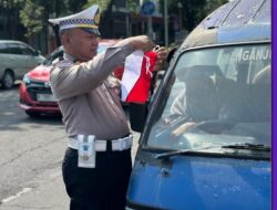 Semarak Jelang Hari Kemerdekaan RI ke -80, Polisi Berbagi Bendera Merah Putih di Nganjuk