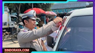 Polres Pacitan Pupuk Jiwa Nasionalisme Jelang HUT ke-80 RI, Berbagi Ratusan Bendera Merah Putih