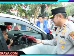 Dorong Semangat Nasionalisme, Kapolres Bangkalan Bagi – bagi Bendera Merah Putih