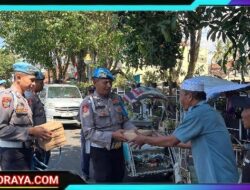 Polisi Peduli : Patroli Dialogis Polresta Banyuwangi Sambil Berbagi Nasi Untuk Abang Becak