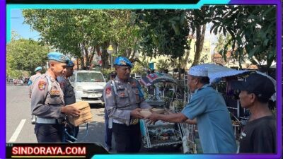 Polisi Peduli : Patroli Dialogis Polresta Banyuwangi Sambil Berbagi Nasi Untuk Abang Becak