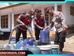 Polisi Peduli : Polres Probolinggo Gandeng BPBD Distribusikan Air Bersih Untuk Warga Tiris