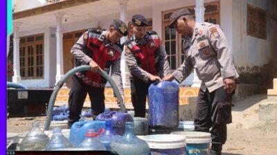 Polisi Peduli : Polres Probolinggo Gandeng BPBD Distribusikan Air Bersih Untuk Warga Tiris