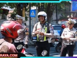 Tanamkan Semangat Kemerdekaan, Polres Gresik Bagikan Bendera dan Pin Merah Putih di Jalan