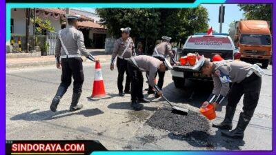 Peduli Keselamatan Masyarakat Polantas Polres Situbondo Tambal Jalan Berlubang Cegah Laka