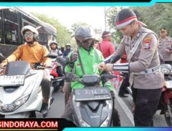 Semarak Merah Putih Sambut HUT RI ke-80 Polisi Berbagi 3.600 Bendera dan 83 Helm di Surabaya