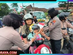 Aksi Simpatik Polisi Wanita Polresta Banyuwangi di Hari Jadi Polwan ke -77 Gatur Lalin Sambil Berbagi Coklat