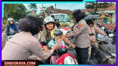 Aksi Simpatik Polisi Wanita Polresta Banyuwangi di Hari Jadi Polwan ke -77 Gatur Lalin Sambil Berbagi Coklat