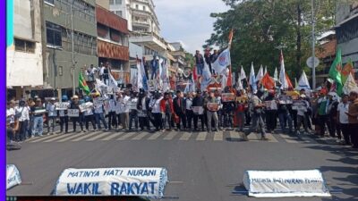 Ribuan Buruh KSPI  Demo di Surabaya Tuntut Pemerintah Hapus Sistem Outsourcing dan Naikkan UMK