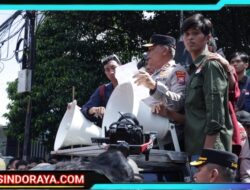 Kapolda Jatim Temui Massa Unras Aliansi BEM Nusantara di Depan Mapolda Jawa Timur