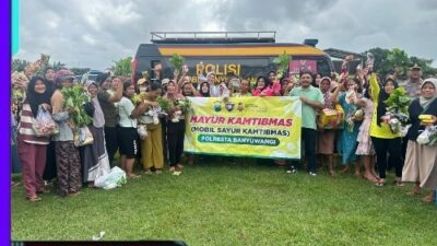 Polresta Banyuwangi Edukasi Warga Sambil Berbagi Lewat Wayang Golek