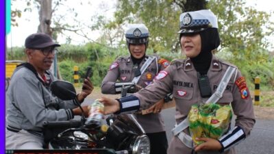 Polwan Polres Bondowoso Berbagi Minuman, Suasana Antrian BBM di SPBU Jadi Segar