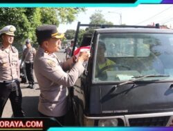 Polresta Banyuwangi Berbagi Bendera Merah Putih Sambut HUT Kemerdekaan RI ke – 80