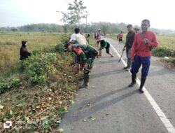 Babinsa Koramil 1002-01/BAS Ajak Warga Rangas Bersihkan Jalan Desa