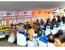 PTPN IV Regional V Salurkan 1 Ton Beras di Gerakan Pangan Murah Polres Sanggau