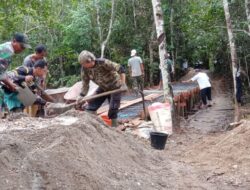 Sertu Supriyanto Turun Tangan Bantu Warga Bangun Jalan Akses Perkebunan