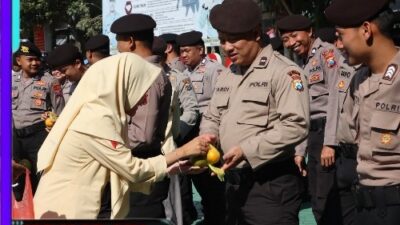 Bunga dan Jeruk Simbol Kepedulian Masyarakat Untuk Polres Batu