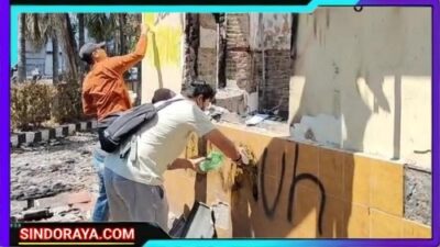 Polisi dan Warga Kembalikan Asa Jamaah Masjid Al Jabar Polsek Tegalsari Pasca Kerusuhan di Surabaya