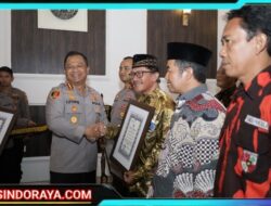 Kapolrestabes Surabaya Beri Penghargaan Kapolsek Wonokromo dan Toga Tomas Atas Peran Aktif Jaga Kamtibmas