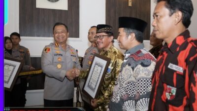 Kapolrestabes Surabaya Beri Penghargaan Kapolsek Wonokromo dan Toga Tomas Atas Peran Aktif Jaga Kamtibmas