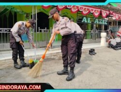 Siswa Diktukba Polri SPN Polda Jatim Punguti Sampah di Pasar Mojokerto, Pedagang: “Bikin Hati Adem”
