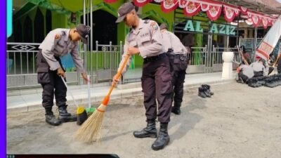 Siswa Diktukba Polri SPN Polda Jatim Punguti Sampah di Pasar Mojokerto, Pedagang: “Bikin Hati Adem”