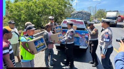 Hari Lalu Lintas Bhayangkara ke-70, Polres Situbondo Berbagi Sembako dan Rompi Untuk Supeltas