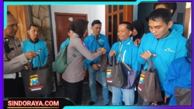 Polri Untuk Masyarakat : Polres Bondowoso Berbagi Sembako Untuk Ojol Sambut Hari Lalu Lintas Bhayangkara ke – 70