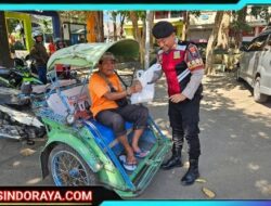 Polisi Patroli Sambil Berbagi Nasi Kotak Program Pasabber Polres Situbondo Disambut Antusias Warga