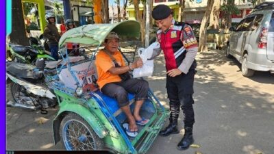 Polisi Patroli Sambil Berbagi Nasi Kotak Program Pasabber Polres Situbondo Disambut Antusias Warga
