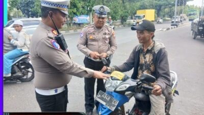 Tingkatkan Kesadaran, Satlantas Polres Pelabuhan Tanjung Perak Gencarkan Sosialisasi Tertib Lalu Lintas di Akses Suramadu