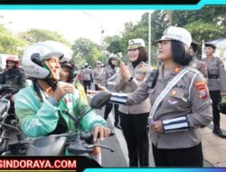 Gatur Lalin Sambil Berbagi Helm dan Cokelat, Polwan Polda Jatim Peringati Hari Jadi Polisi Wanita ke 77