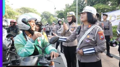 Gatur Lalin Sambil Berbagi Helm dan Cokelat, Polwan Polda Jatim Peringati Hari Jadi Polisi Wanita ke 77