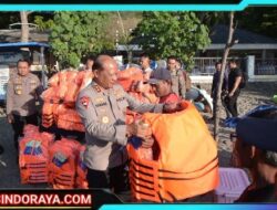 Kapolda Jatim Kunjungi Kelompok Nelayan dan Sadar Wisata di Pantai Pasir Putih Situbondo, Beri Bantuan Alat Keselamatan dan Sembako