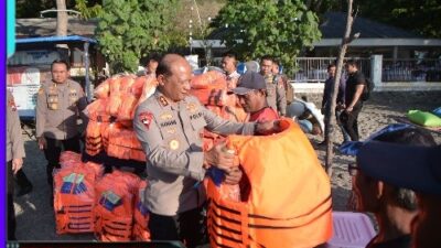 Kapolda Jatim Kunjungi Kelompok Nelayan dan Sadar Wisata di Pantai Pasir Putih Situbondo, Beri Bantuan Alat Keselamatan dan Sembako