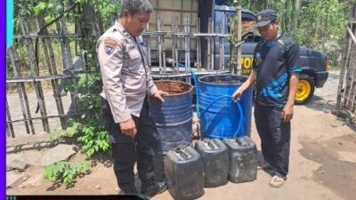 Polisi Tangani Kekeringan di Winongan Pasuruan Sulap Mobil Patroli Jadi Armada Air Bersih