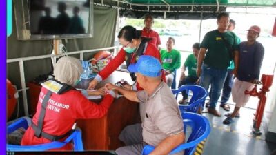 Cepat Dekat dan Bersahabat, Ditpolairud Polda Jatim Gelar Perpustakaan dan Klinik Terapung