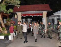 Sinergi TNI Polri Jaga Keamanan Dandim 1009/Tanah Laut Bersama Kapolres Tala Pimpin Patroli Cipta Kondisi