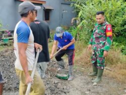 Bantu Kesulitan Rakyat Babinsa Sarang Burung Usrat Gotong Royong Perbaiki Jalan Wilayah Binaan
