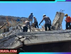 Tim SAR Brimob Polda Jatim Sisir Puing Bangunan Roboh di Ponpes Al Khoziny Sidoarjo