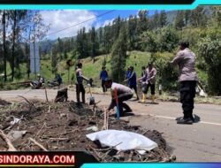 Aksi Cepat Tanggap Polres Probolinggo Tangani Tanah Longsor di Jalur Bromo