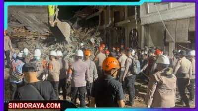 Ratusan Personel Polresta Sidoarjo Berjibaku Bersihkan Puing Bangunan Ponpes Al Khoziny