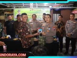 Dekatkan Dengan Masyarakat, Kapolres Pelabuhan Tanjung Perak Gelar Cangkrukan dan Bagikan 300 Kunci Ganda