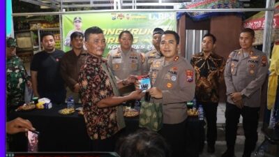 Dekatkan Dengan Masyarakat, Kapolres Pelabuhan Tanjung Perak Gelar Cangkrukan dan Bagikan 300 Kunci Ganda