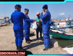 Harkamtibmas : Patroli Pesisir Polres Situbondo Berbagi Nasi Bungkus Untuk Nelayan