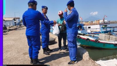 Harkamtibmas : Patroli Pesisir Polres Situbondo Berbagi Nasi Bungkus Untuk Nelayan