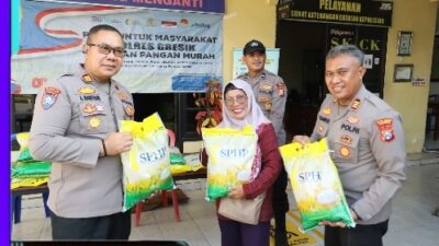Senyum Sumringah, Warga Peroleh Beras Murah dari Polres Gresik di Hari Pangan Sedunia