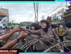 Polrestabes Surabaya Libatkan Tim Negosiator Polwan, Beri Layanan Pengamanan Aksi Ribuan Santri di DPRD Jatim