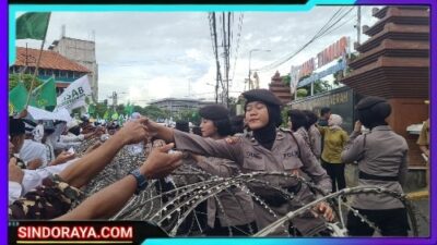 Polrestabes Surabaya Libatkan Tim Negosiator Polwan, Beri Layanan Pengamanan Aksi Ribuan Santri di DPRD Jatim